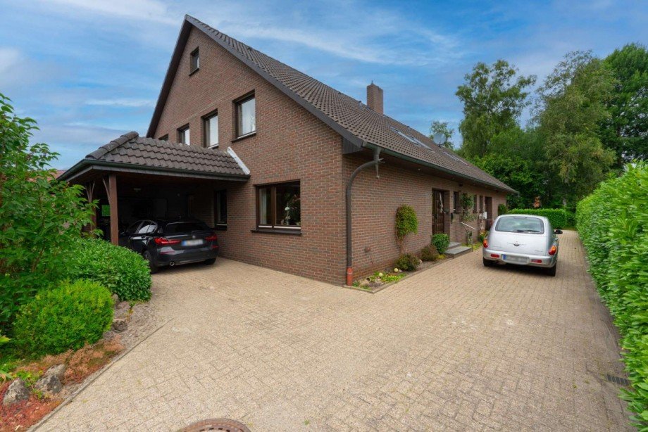 Auffahrt und Carport Doppelhaush�lfte Friesoythe