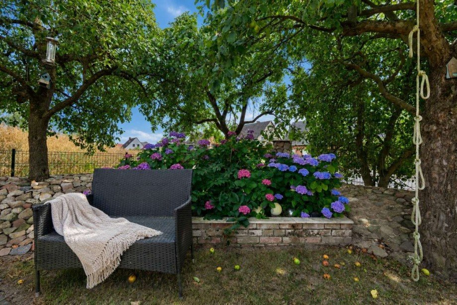 Sitzecke am Teich unter Obstb�umen Einfamilienhaus Affinghausen