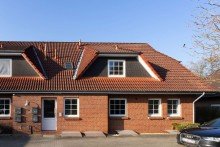 Vorderansicht Moderne Erdgeschosswohnung mit Terrasse und vielen Extras