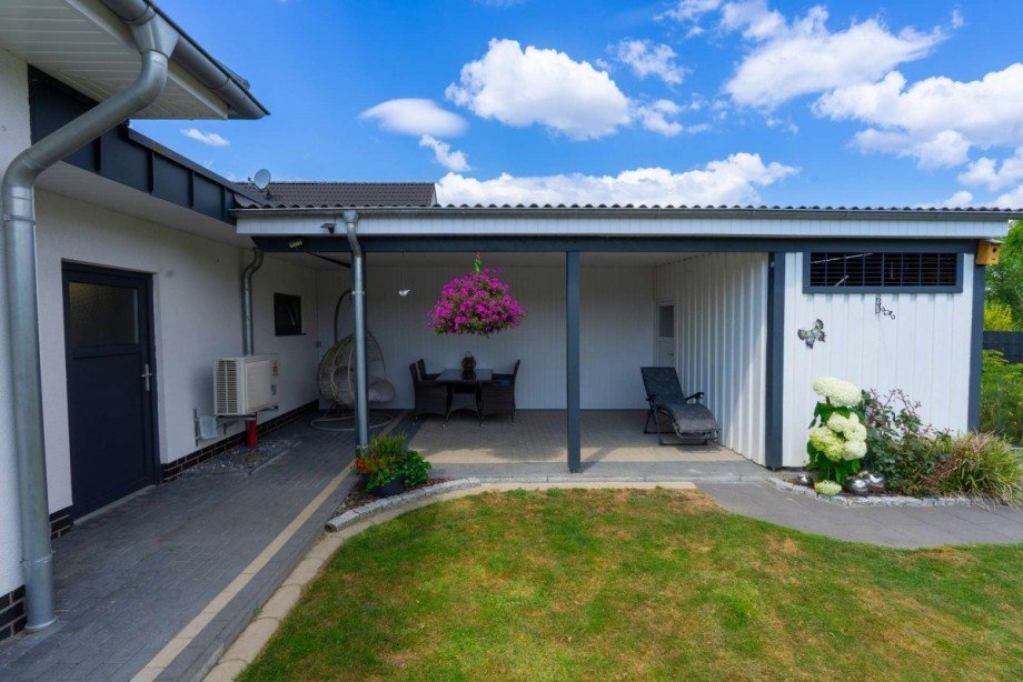 Gro�z�gige, �berdachte Terrasse und Ger�teschuppen Einfamilienhaus Asendorf