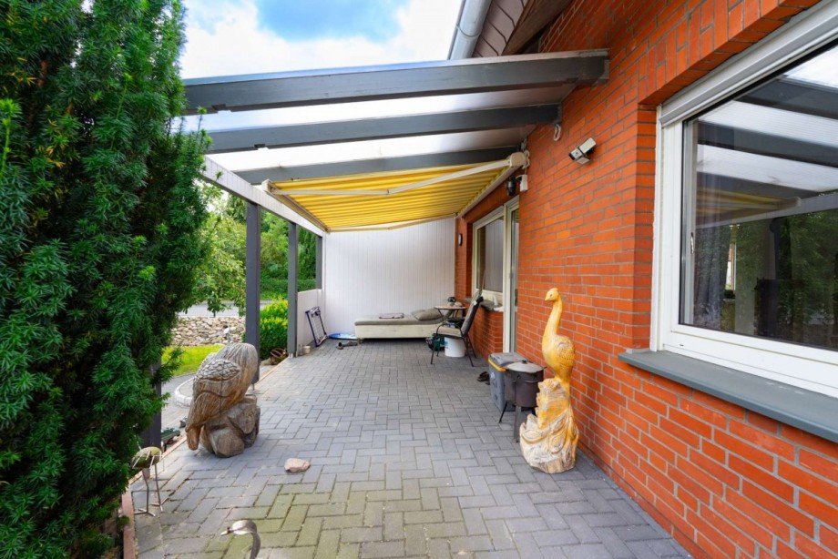 �berdachte Terrasse mit Markise Einfamilienhaus Affinghausen