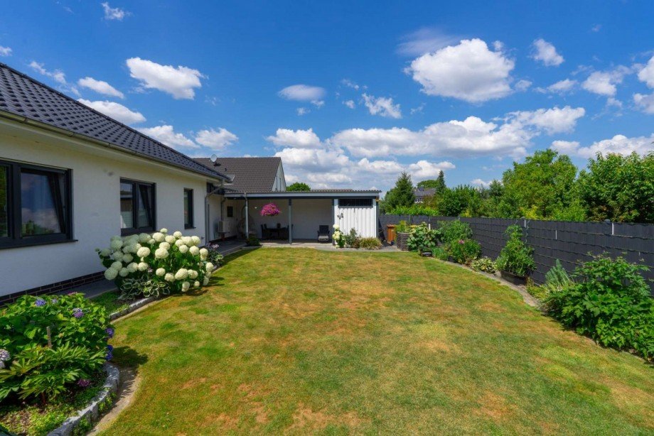 Sonniger Garten Ansicht 1 Einfamilienhaus Asendorf