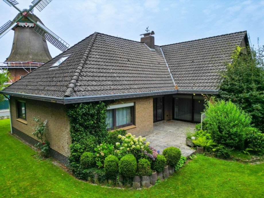 Gartenansicht mit Terasse Einfamilienhaus Uplengen