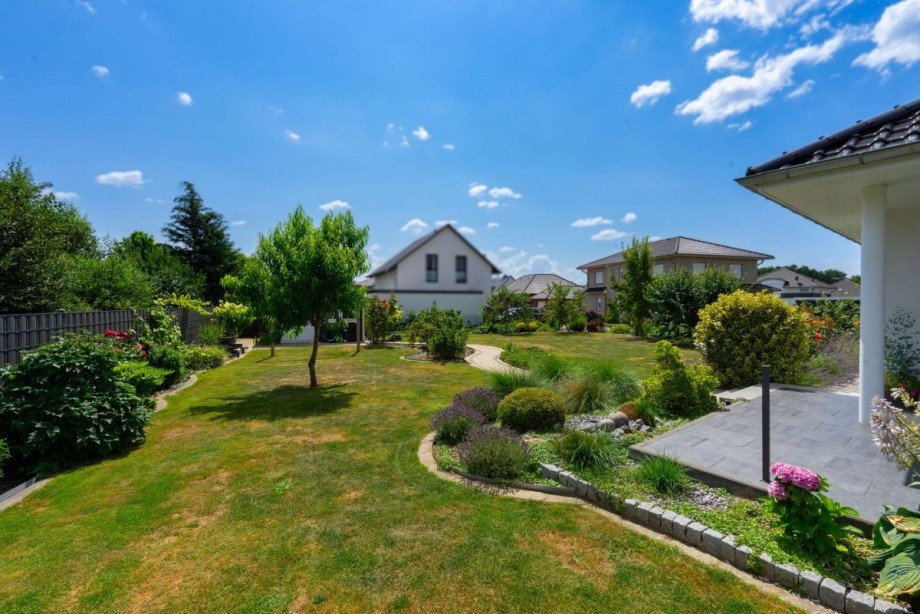 Sonniger Garten Ansicht 2 Einfamilienhaus Asendorf