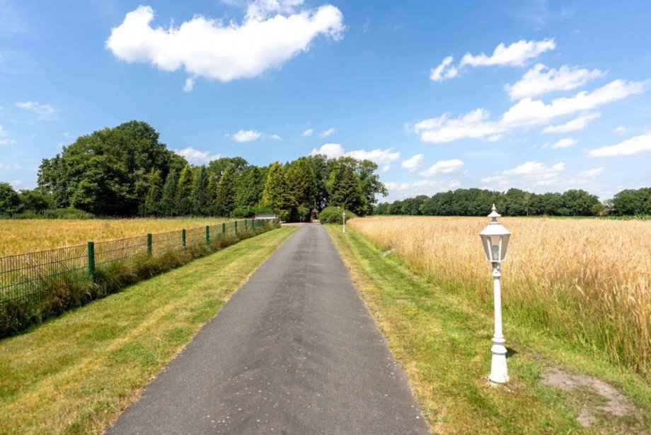 Privatweg zum Anwesen Haus Hude