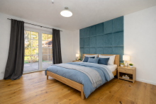 Schlafzimmer (KI-generierte Einrichtung) Moderne Erdgeschosswohnung mit Terrasse und vielen Extras